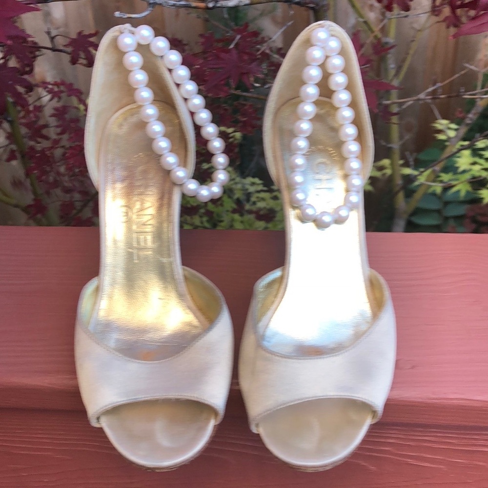 CHANEL shoes with pearls size 34.5” heels 2”